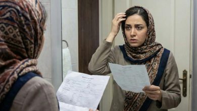 خانم نگران در حال بررسی برگه جواب آزمایش تیروئید و سلامت مو جلوی آینه